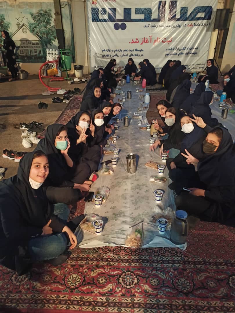افطاری مدرسه صالحین کاشان